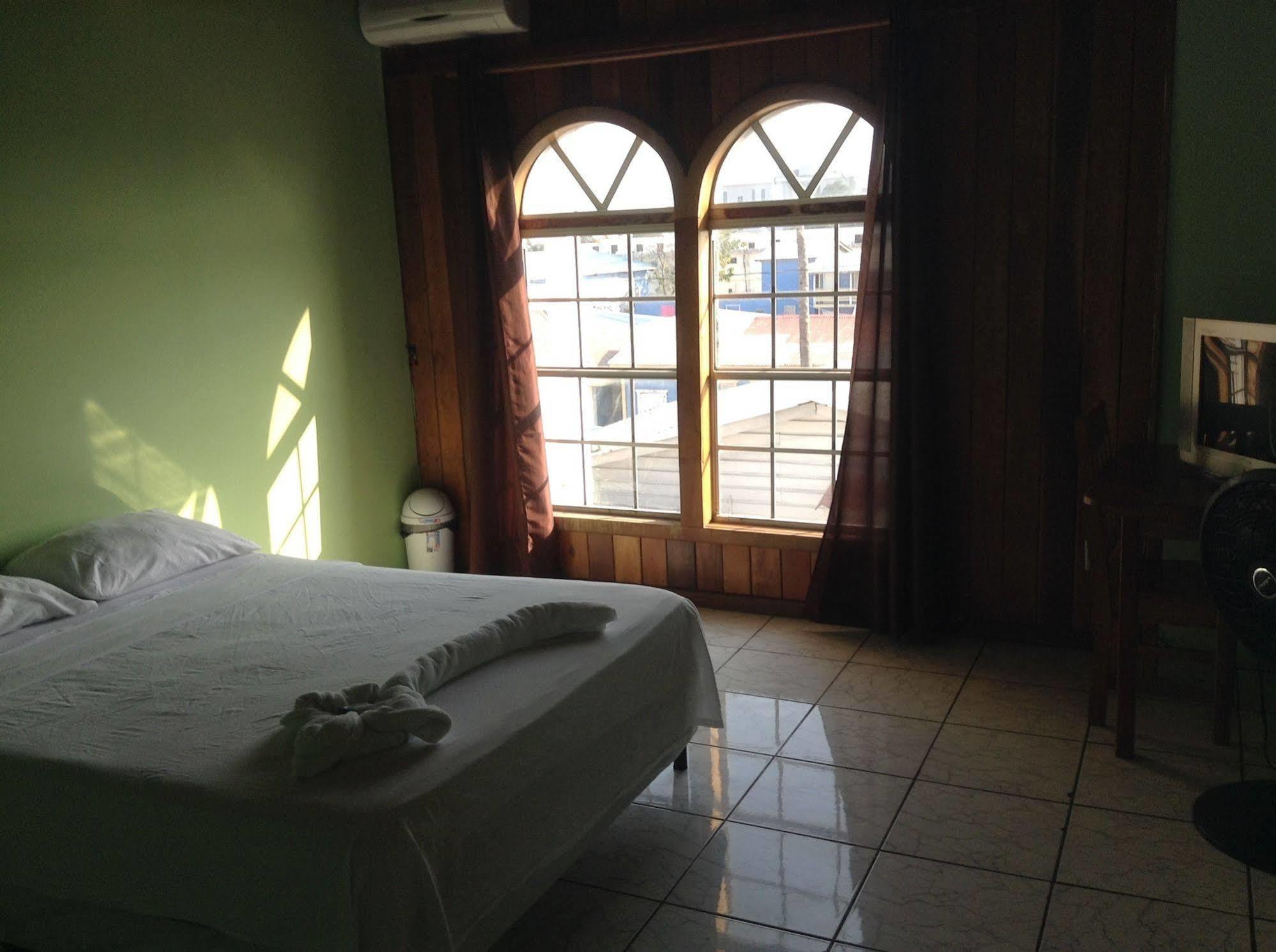Amelia Guest House ซานเปโดร ภายนอก รูปภาพ