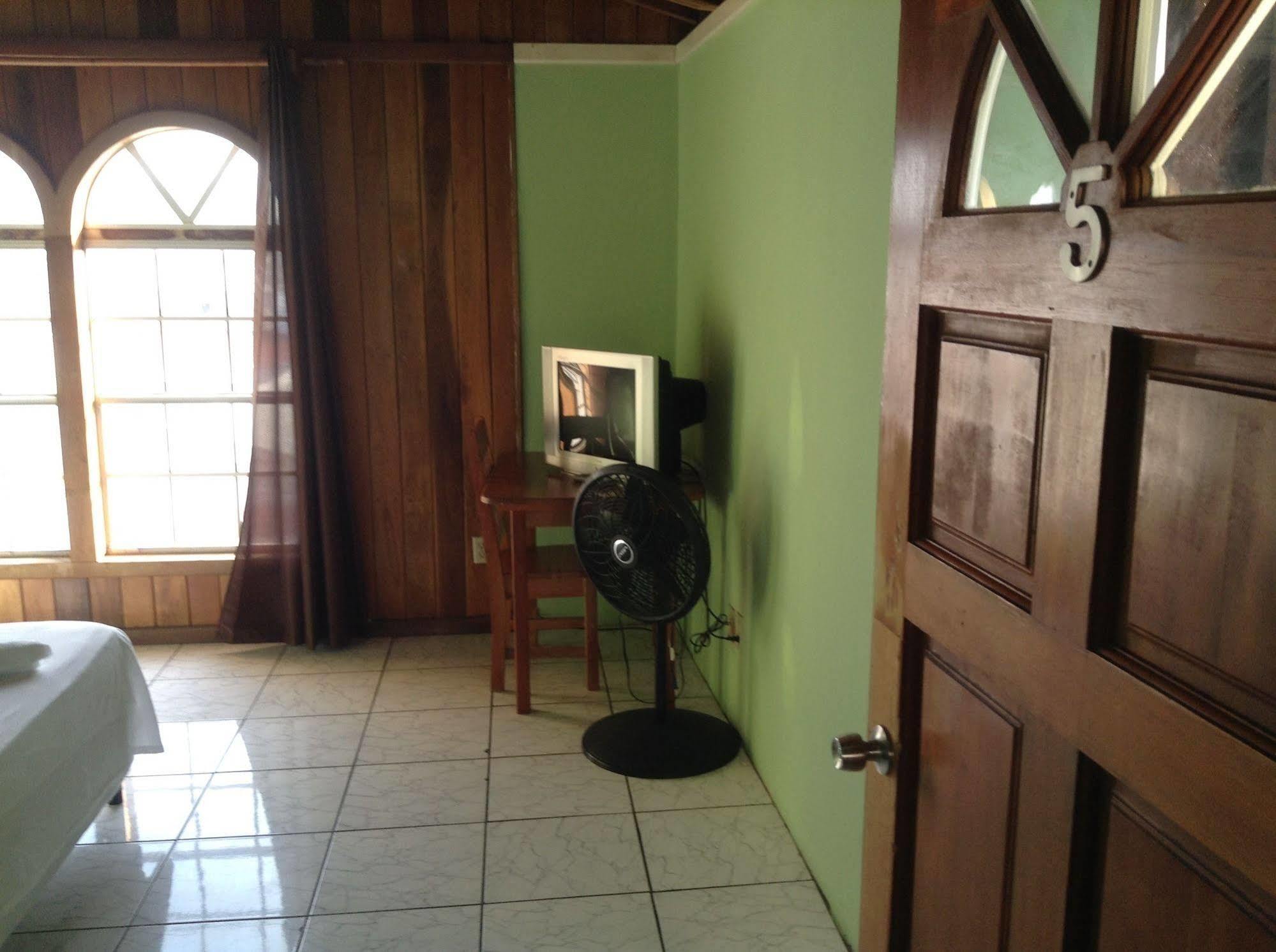 Amelia Guest House ซานเปโดร ภายนอก รูปภาพ